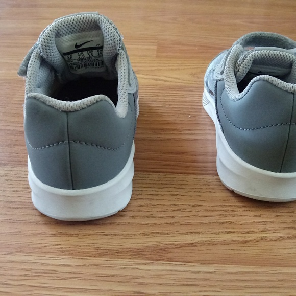 Nike tennis shoes - Picture 2 of 7